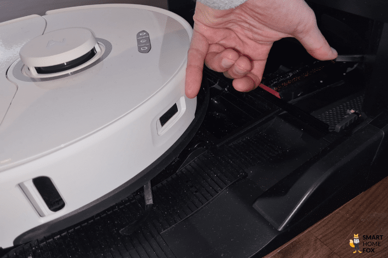 Ladekontakte des Roborock S8 Pro Ultra und der Ultra-Station werden mit den Fingern gezeigt.